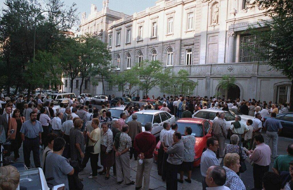 02.10.97 Numerosos familiares y amigos de afectados por el síndrome tóxico producido por el aceite de colza, esperan frente a la sede del Tribunal Supremo la sentencia del alto tribunal, que ha condenado al Estado como responsable civil subsidiario al pago de las indemnizaciones.