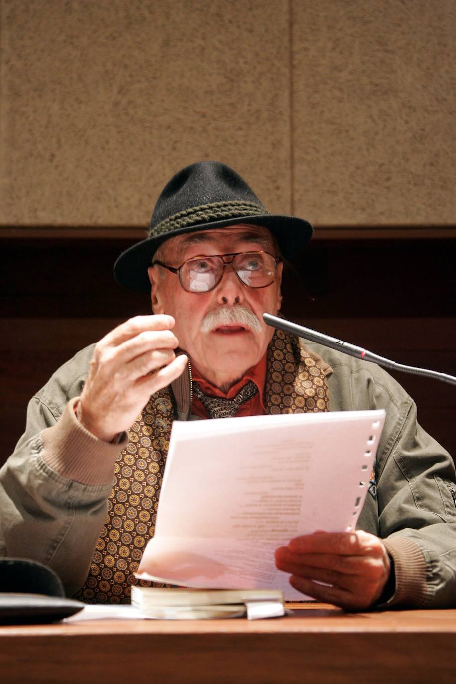 El poeta Hilario Tundidor recita el texto poético 'Fiesta sobre los azul' en el Museo Etnográfico de Castilla y León en Zamora en 2006.