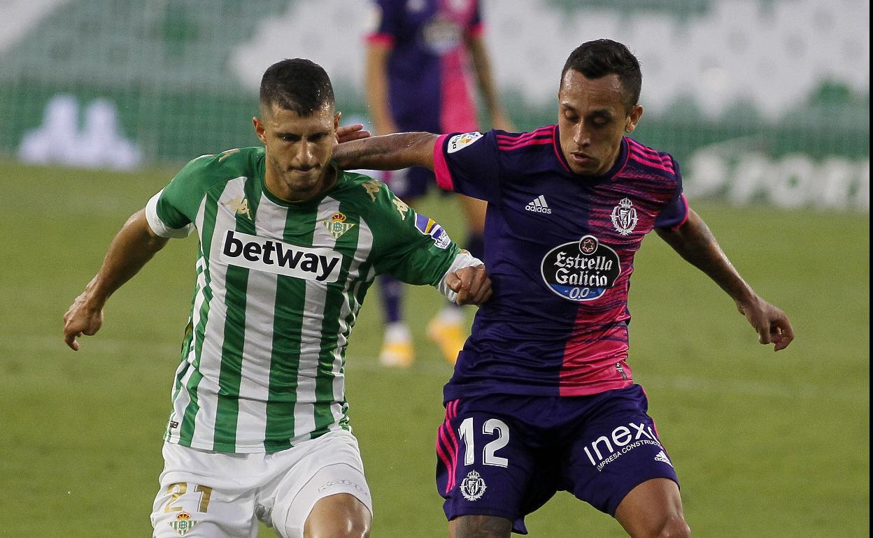 Fabián Orellana (derecha), con Guido Rodríguez en el Betis-Real Valladolid de la primera vuelta