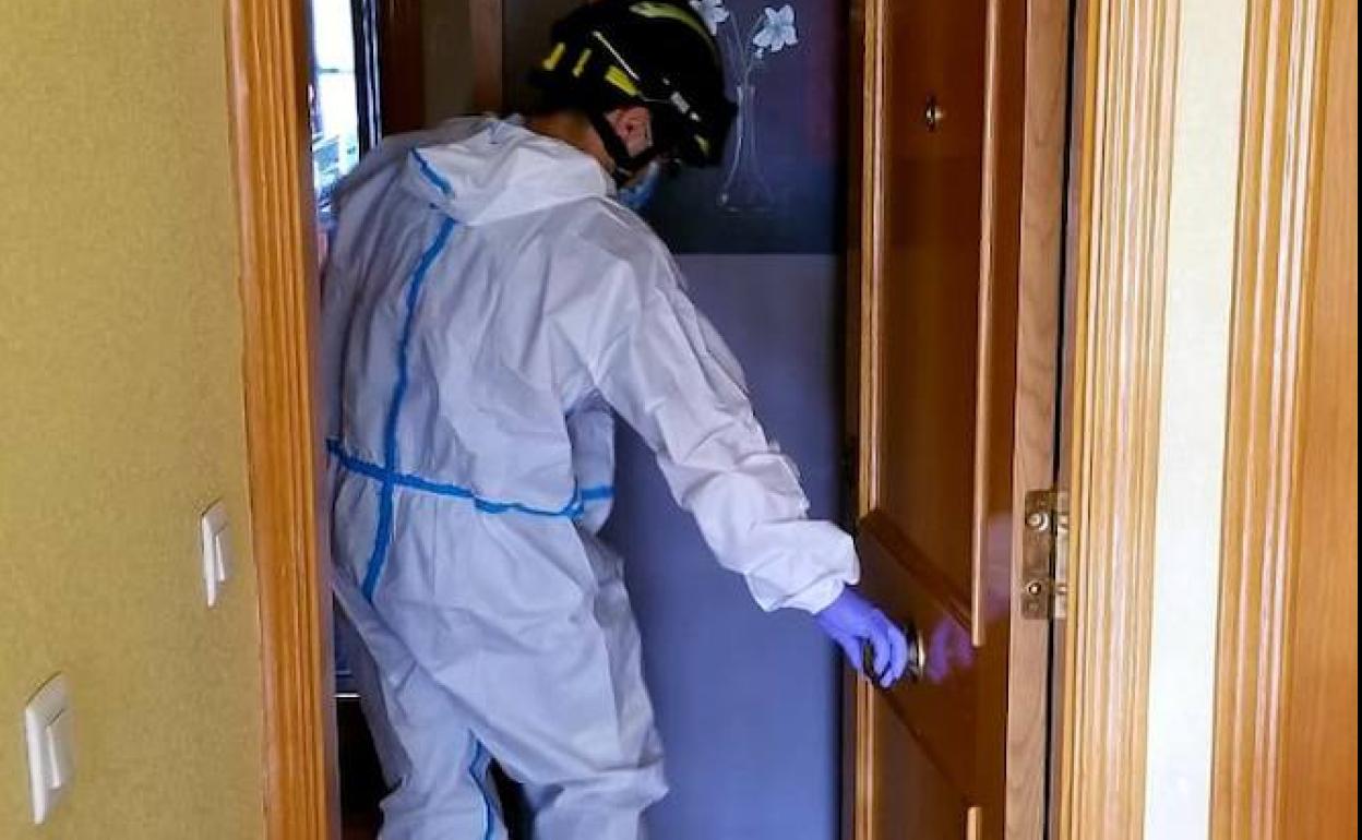 Los Bomberos acceden a la vivienda del fallecido en Olmedo. 