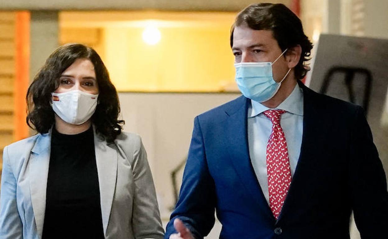 La presidenta de Madrid y el de Castilla y León, en un encuentro institucional.