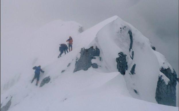 Tres montañeros, esta mañana en la arista este del Espigüete (2.450 metros). 