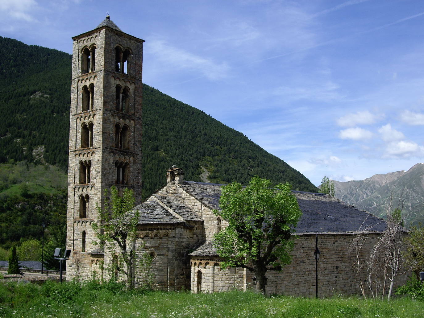 Iglesia de Sant Climent de Taüll (Lleida) | La iglesia es un conjunto de planta basilical de tres naves. Tiene adosado un imponente campanario de base cuadrada que tiene seis pisos de altura con diferentes tipologías de ventanas germinadas.