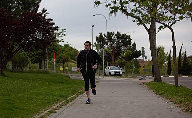 El candidato de Ciudadanos para la presidencia de la Comunidad de Madrid, Edmundo Bal, hace ejercicio durante la jornada de reflexión de la elecciones regionales este lunes 
