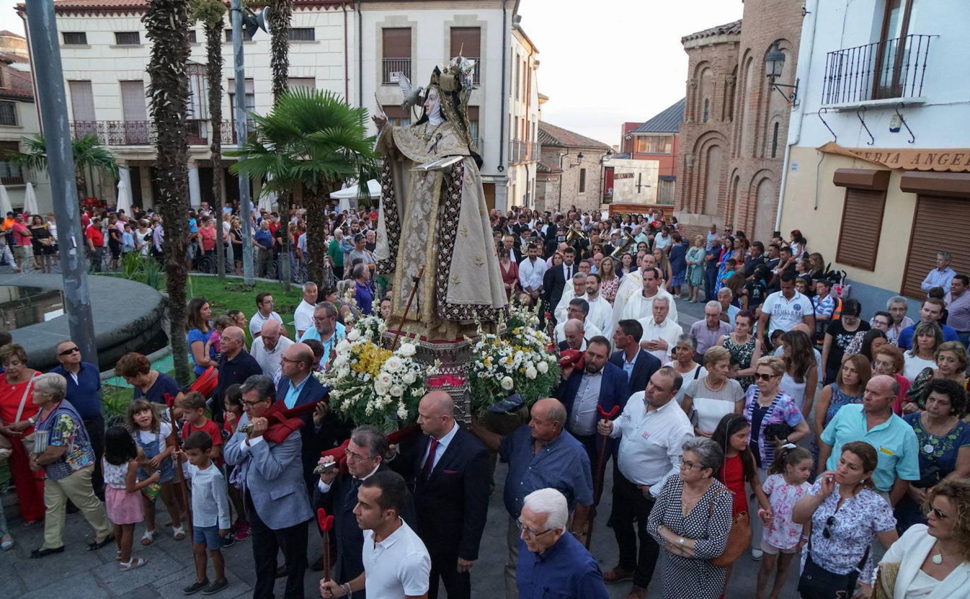 Procesión con Santa Teresa de Jesús, que sale de clausura en agosto y en octubre.