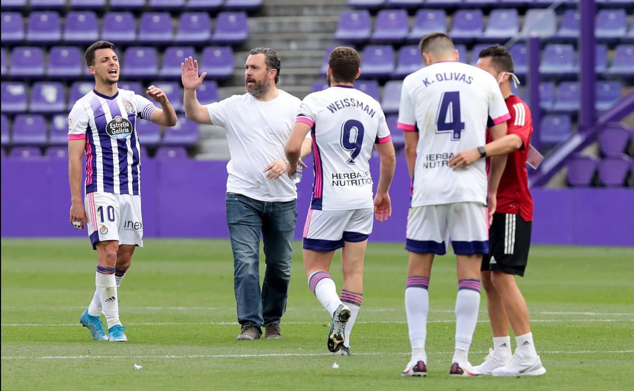 Sergio felicita a sus jugadores tras el esfuerzo realizado en el empate ante el Betis en Zorrilla 