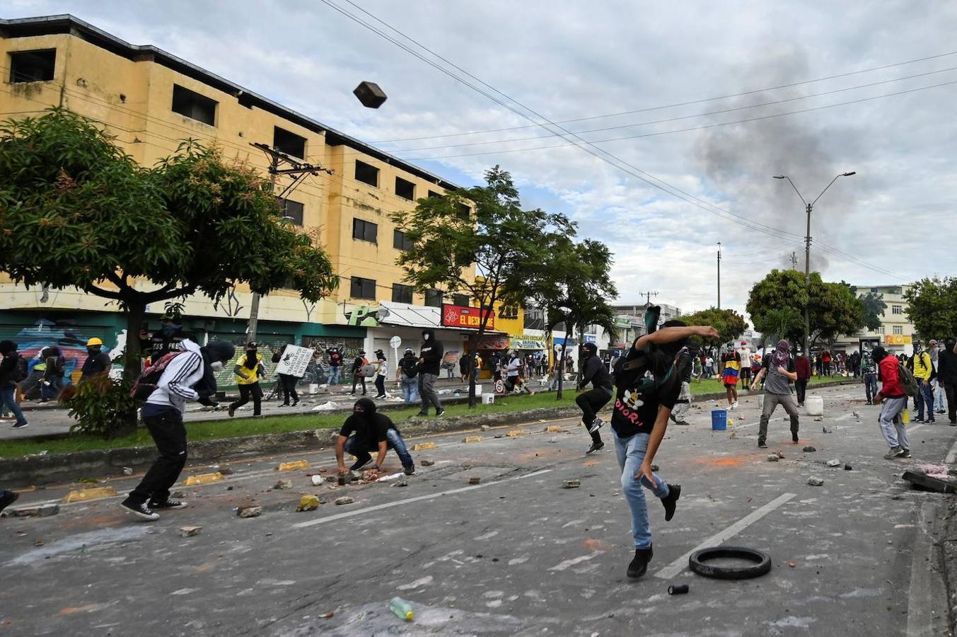 Disturbios en Colombia en contra de la ya retirada reforma tributaria del Gobierno donde han muerto al menos 19 personas.