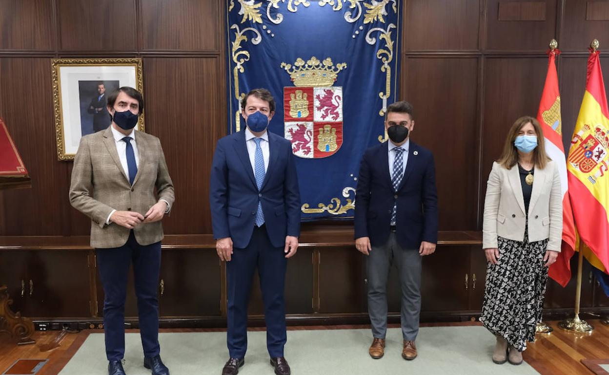 De izquierda a derecha: Juan Carlos Suárez-Quiñones, consejero de Fomento y de Agricultura; Alfonso Fernández Mañueco, presidente de la Junta de Castilla y León; Pedro Ruiz Aragoneses, presidente de Vitartis; y Cristina Ramírez de Lara, directora de Vitartis..
