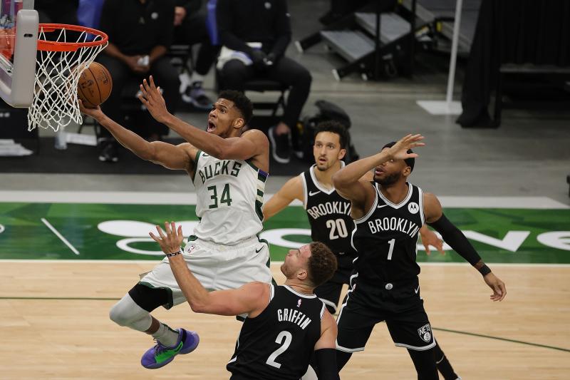 Giannis Antetokounmpo entra a canasta ante tres rivales. 