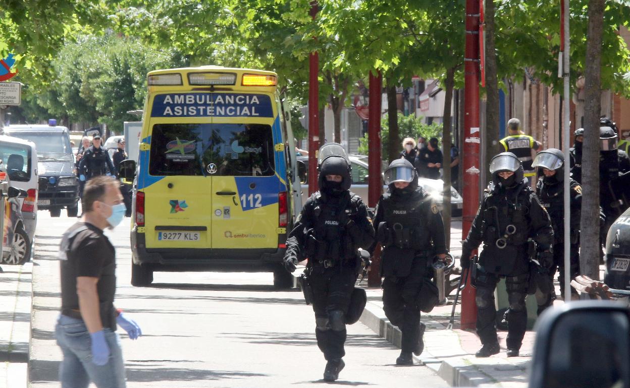 Los agentes GEO salen del domicilio del octogenario después de la operación para reducirle. 