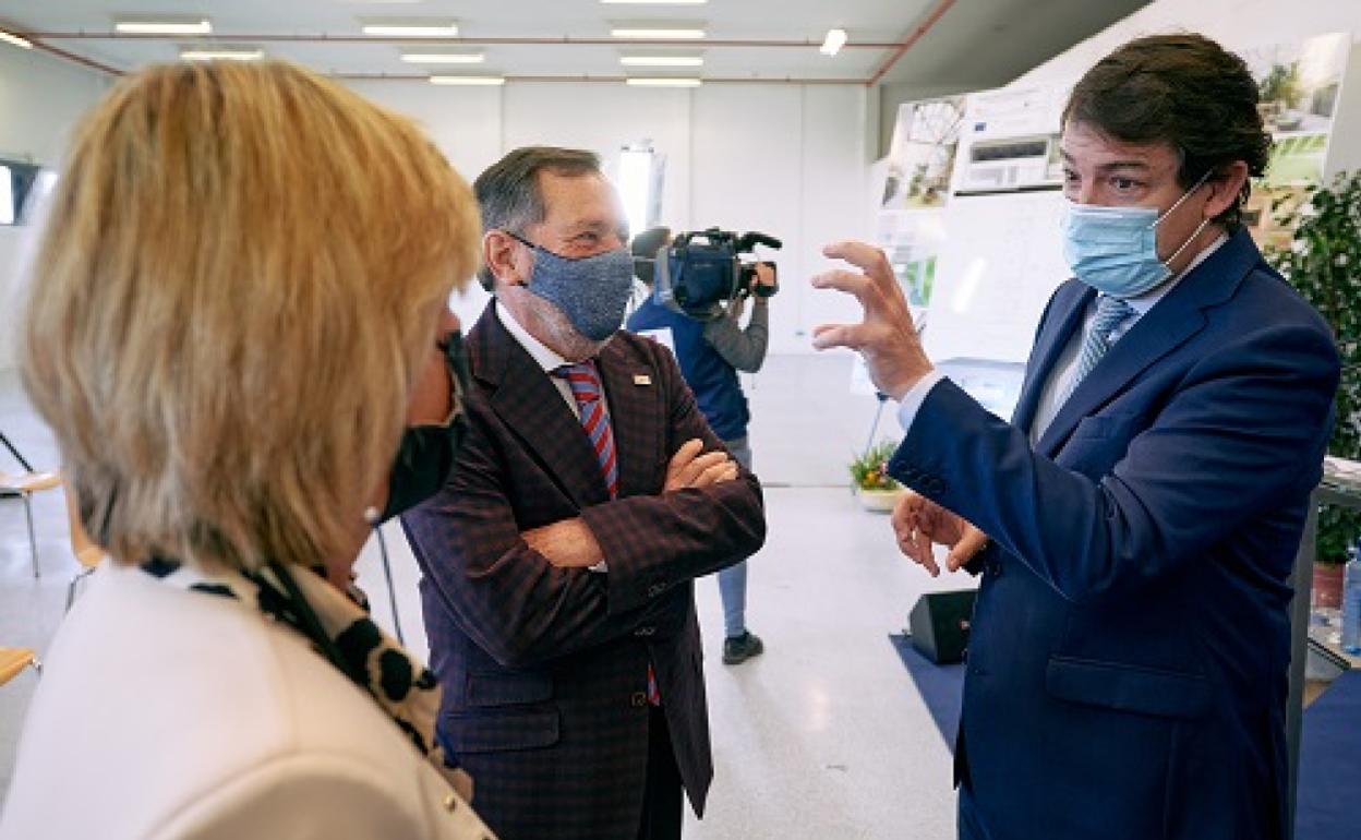 El presidente de la Junta de Castilla y León, Alfonso Fernández Mañueco (d), conversa con el presidente la Asociación Española Contra el Cáncer de Ávila, José Ignacio Paradinas (2i), durante la presentación del proyecto de la Unidad Satélite de Radioterapia de Ávila hoy en el Hospital Nuestra Señora de Sonsoles de la capital abulense 