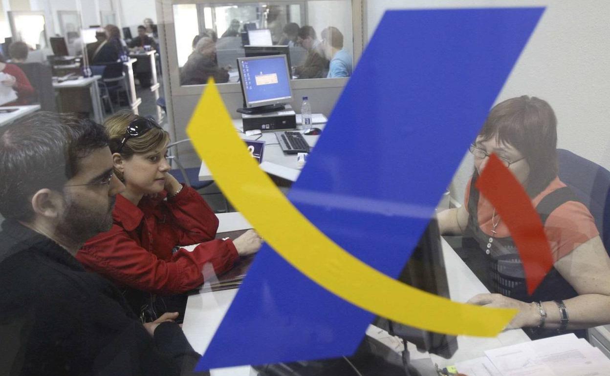 Contribuyentes en una oficina de la Agencia Tributaria en una imagen de archivo.