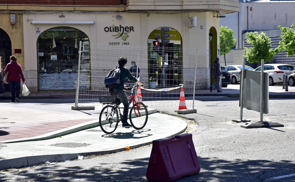 Obras del carril bici del Paseo de Zorrilla en la zona con el Camino de la Esperanza. 