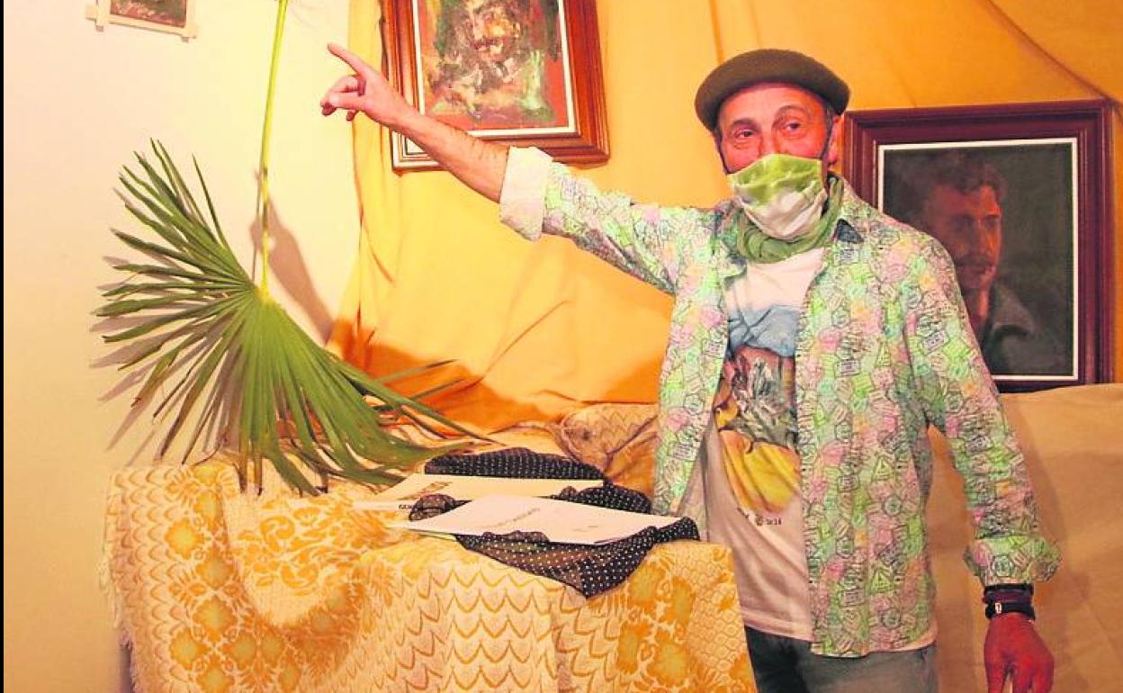 Laurentino, amigo de Kanando, en la exposición. 