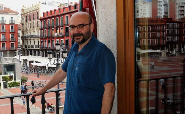 Rafa Vega, en una terraza que da a la Plaza Mayor de Valladolid. 