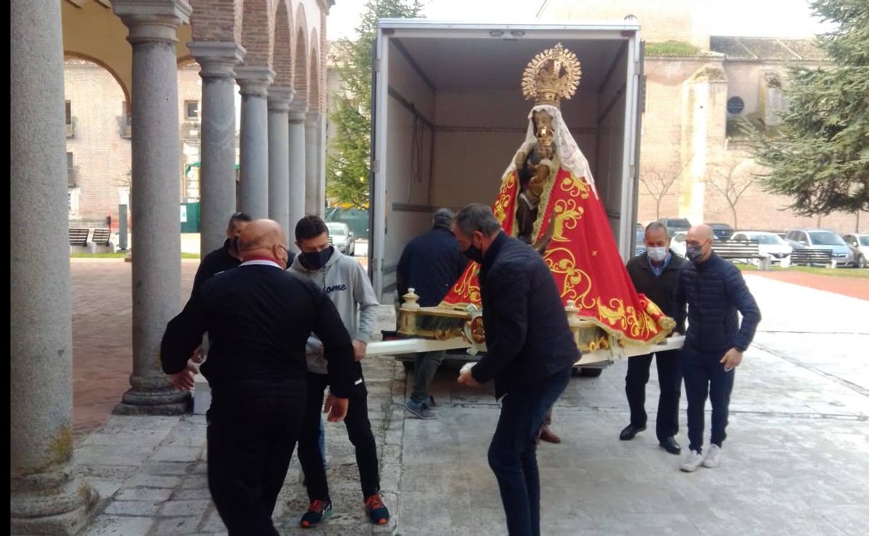 Traslado en una furgoneta de la imagen que fue portada a hombros. 