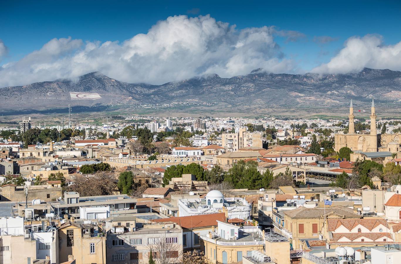 Los turistas vacunados de Reino Unido han sido los primeros en ser invitados a visitar Chipre sin someterse a cuarentenas ni pruebas covid a partir del 10 de mayo, para el resto, y hasta 65 países las autoridades chipriotas han introducido un nuevo régimen de clasificación de países para determinar las restricciones de entrada al país. Las personas procedentes de España (Categoría Roja) pueden acceder libremente si están vacunados o llegar provistos de un test PCR negativo realizado 72 horas antes del inicio del viaje .