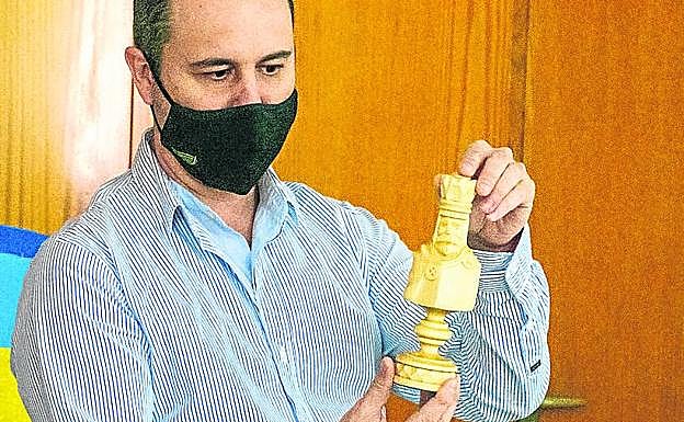 Fernando Peral muestra una figura de ajedrez gigante.