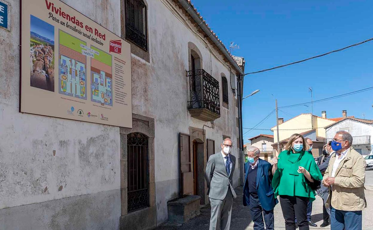 La consejera visita uno de los edificios 