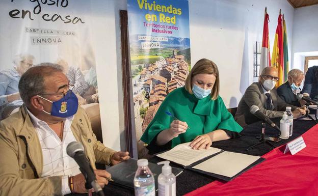 La consejera firma el convenio de colaboración 