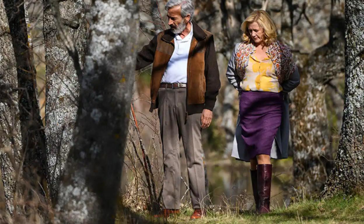 Imanol Arias y Ana Duato, en una secuencia de 'Cuéntame cómo pasó'. 