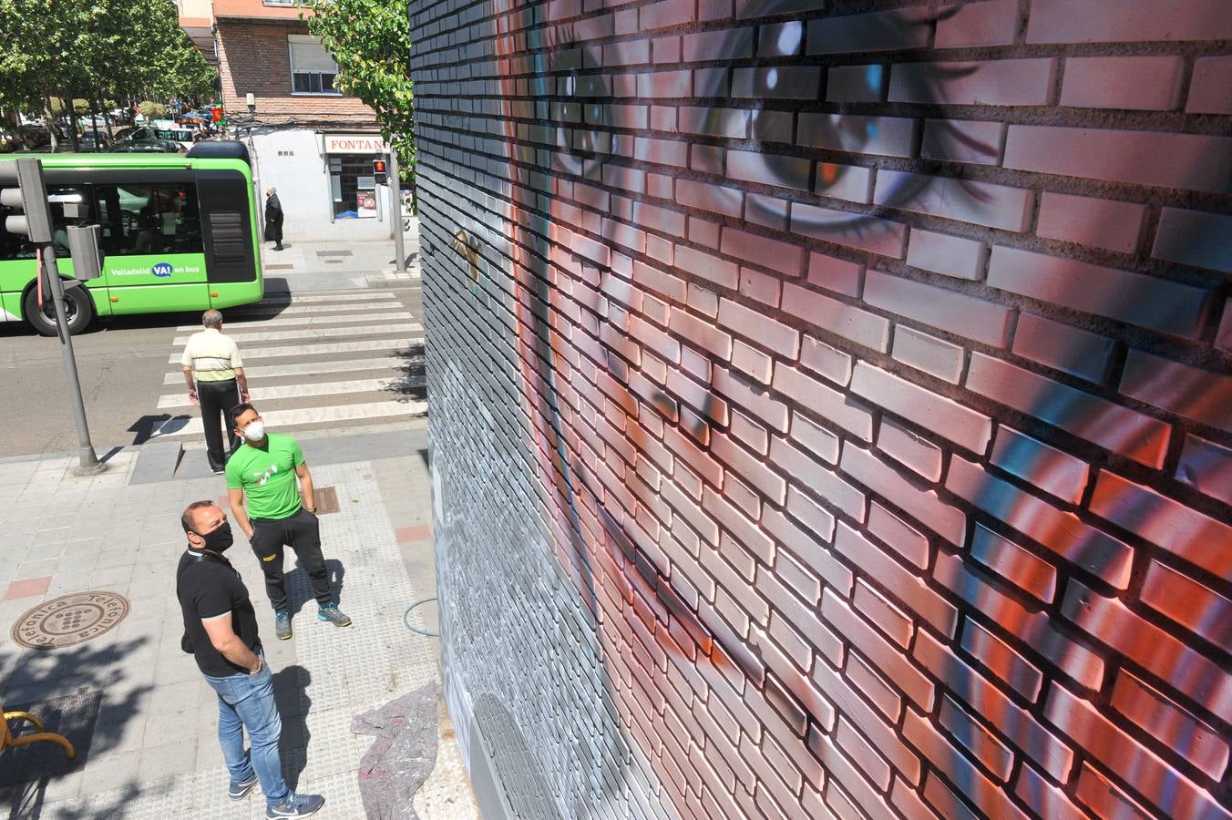 Fotos: Mural contra la segregación escolar en el colegio Cristóbal Colón de Valladolid