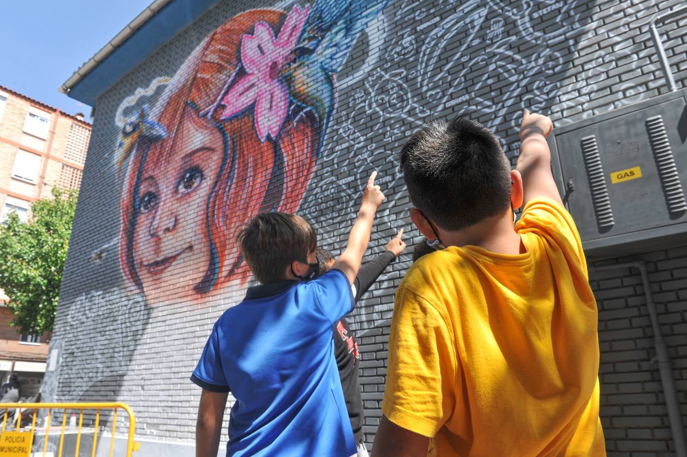 Fotos: Mural contra la segregación escolar en el colegio Cristóbal Colón de Valladolid