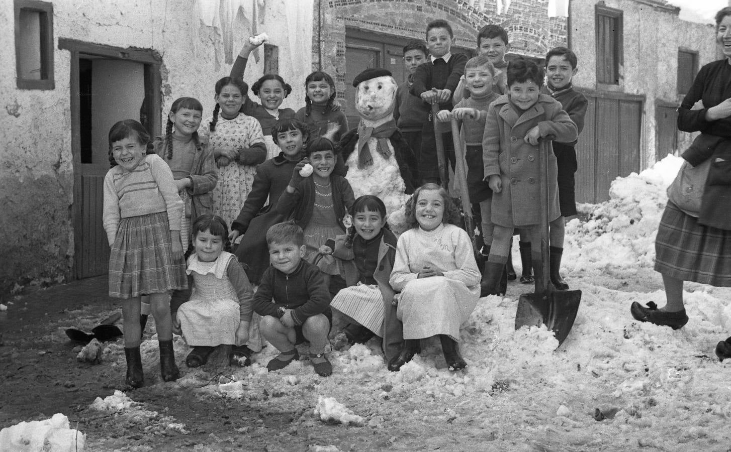 Niños jugando con nieve (1956)