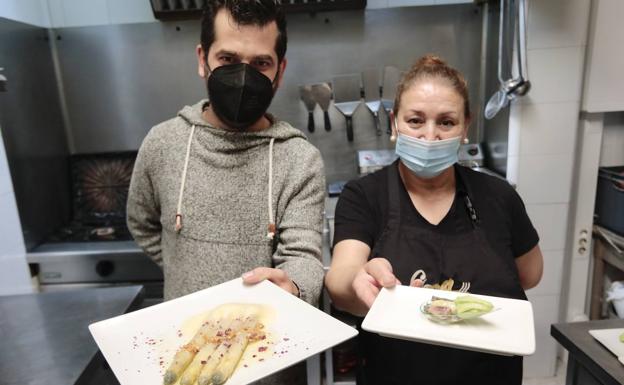 Imagen principal - Víctor Juste y Dolores Motos con sus recetas. Espárragos blancos confitados con vinagreta frutos secos y la tapa 'Tierra de Mar', un tapenade con espárrago verde y blanco, sardina ahumada y espuma de espárrago verde