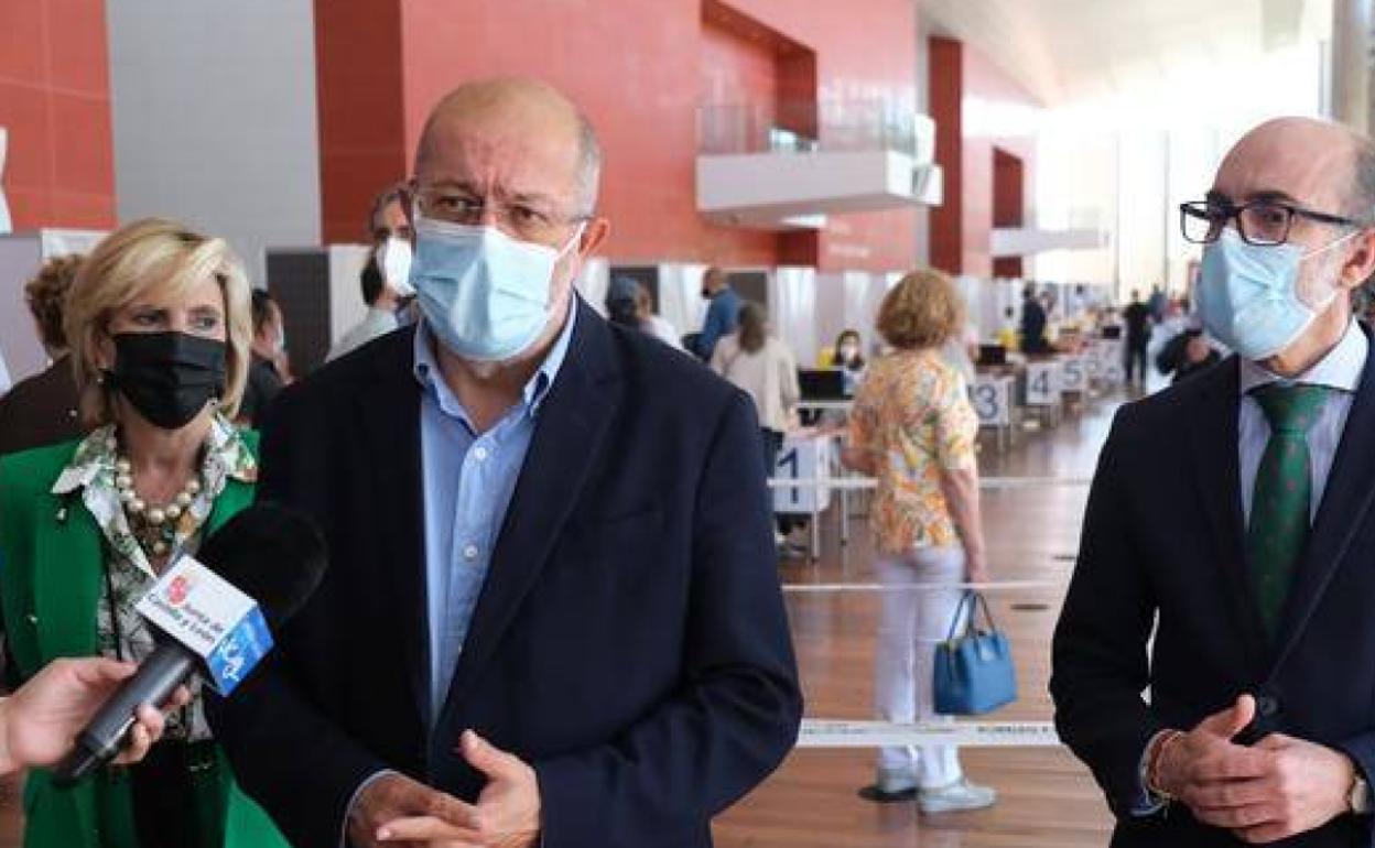 El vicepresidente, portavoz y consejero de Transparencia, Ordenación del Territorio y Acción Exterior, Francisco Igea, junto a la consejera de Sanidad, Verónica Casado y el consejero de Cultura y Turismo, Javier Ortega.