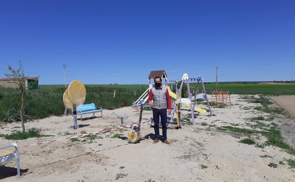 Nuevo parque infantil con aparatos biosaludable.
