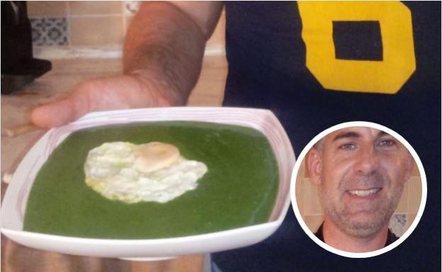 David muestra el resultado de su receta.