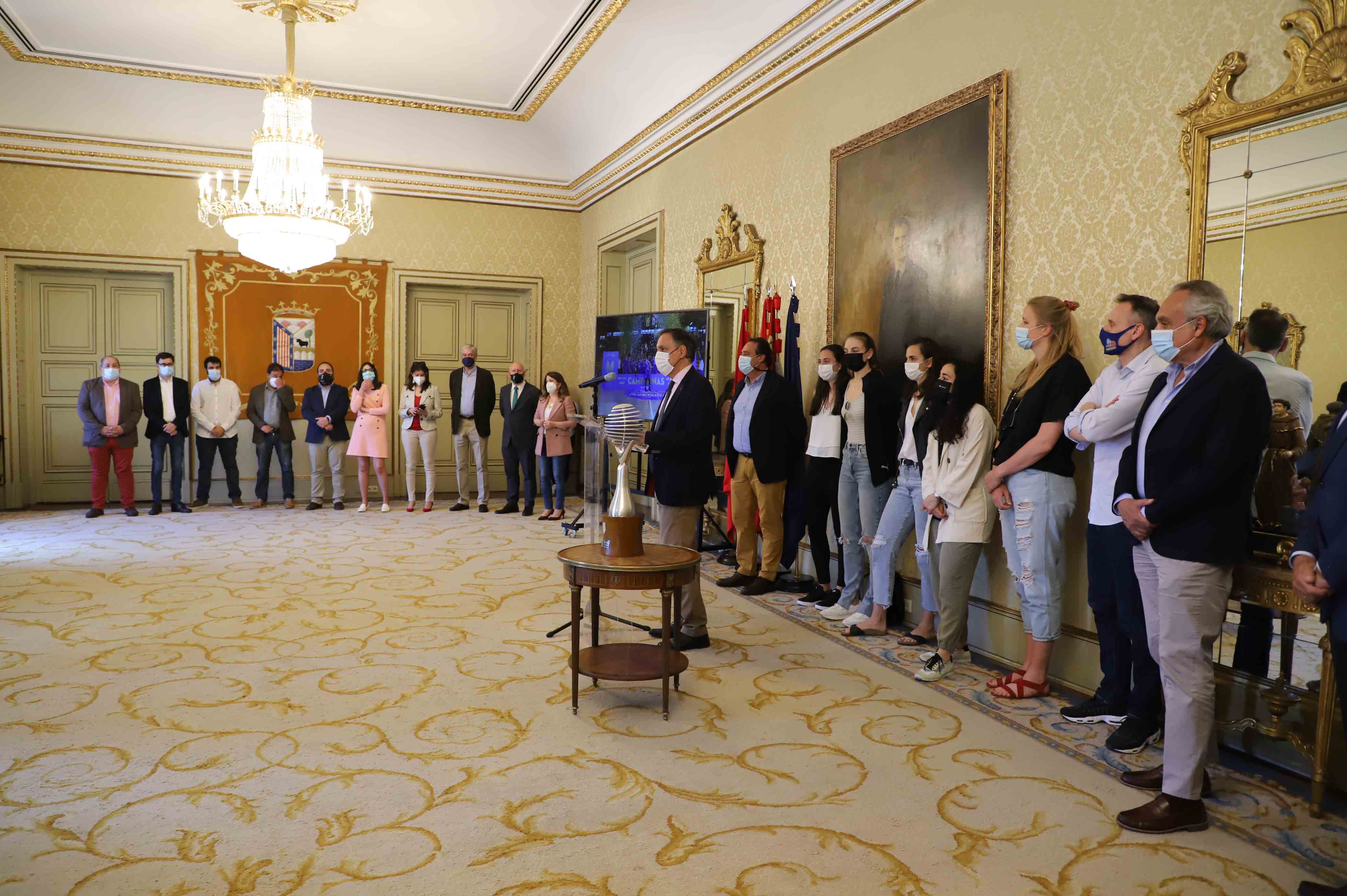 Fotos: Recepción en el Ayuntamiento al CB Avenida