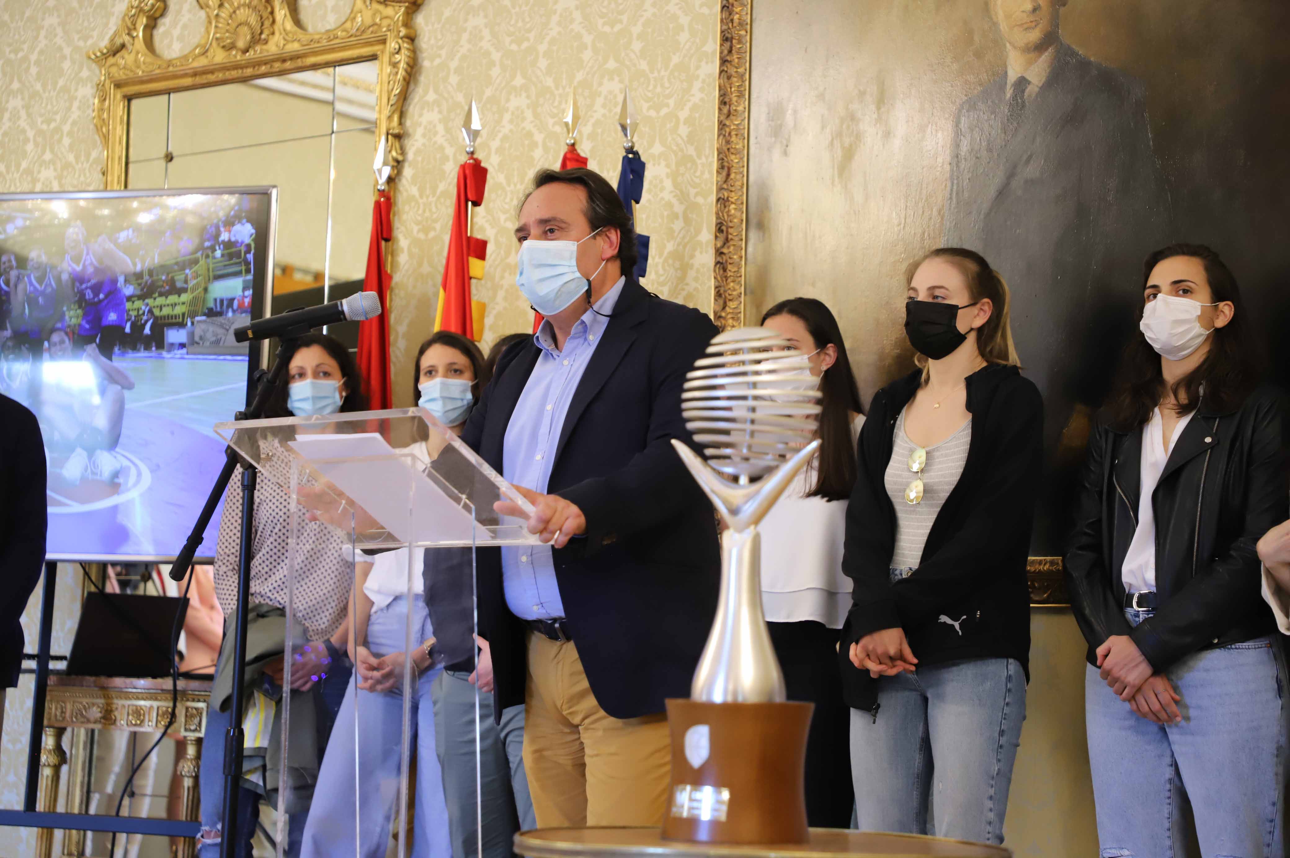 Fotos: Recepción en el Ayuntamiento al CB Avenida