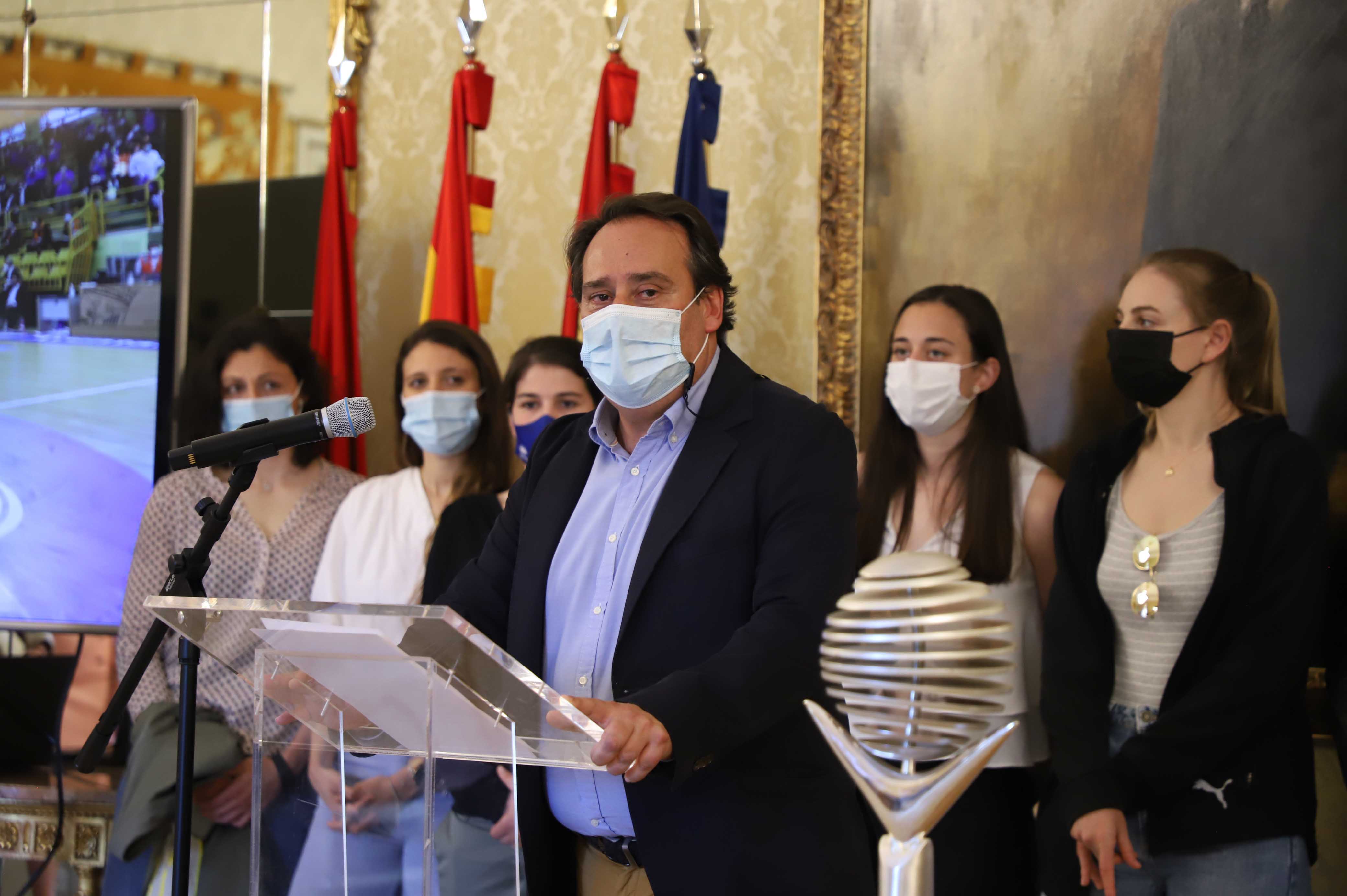 Fotos: Recepción en el Ayuntamiento al CB Avenida