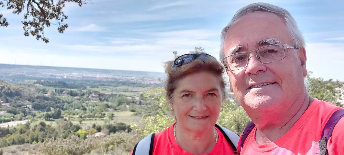 Los usuarios de la asociación realizaron la marcha por dentro del centro.