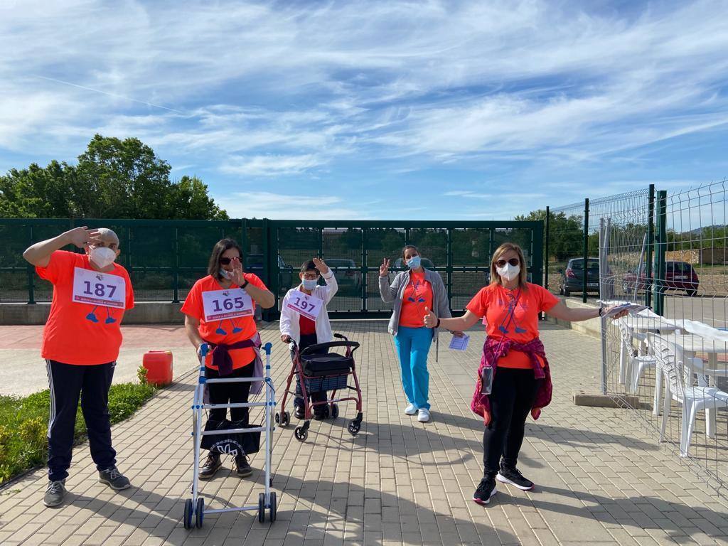 Los usuarios de la asociación realizaron la marcha por dentro del centro.