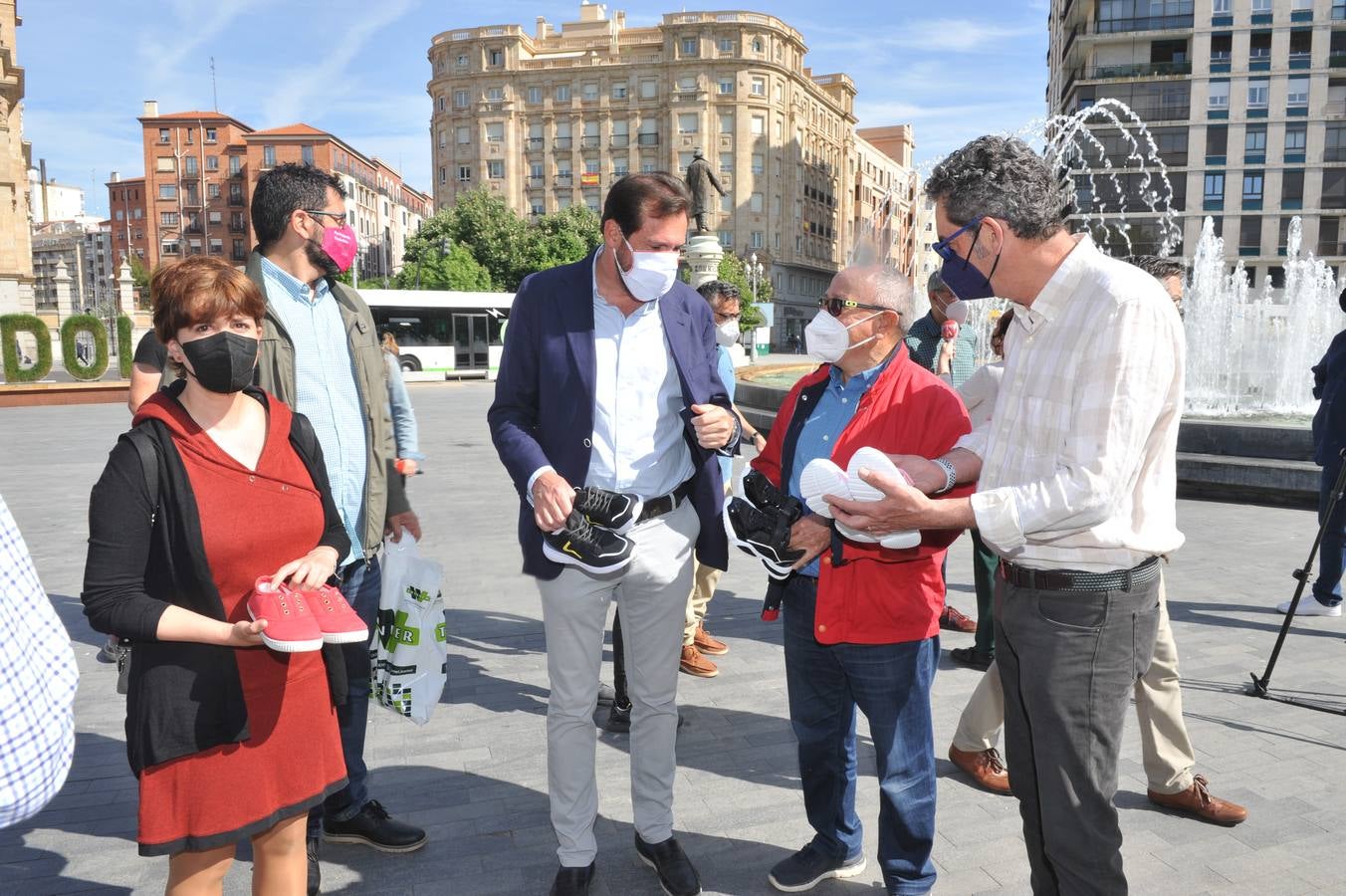 Los vallisoletanos se echan a la calle para participar en la marcha. 