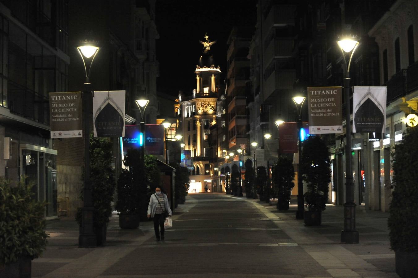 Fotos: Los vallisoletanos vacían las calles en el último toque de queda