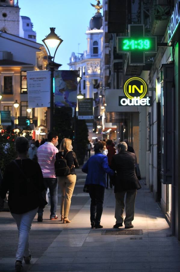 Fotos: Los vallisoletanos vacían las calles en el último toque de queda