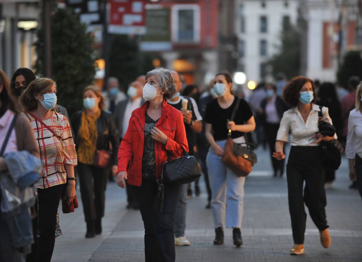 Fotos: Los vallisoletanos vacían las calles en el último toque de queda