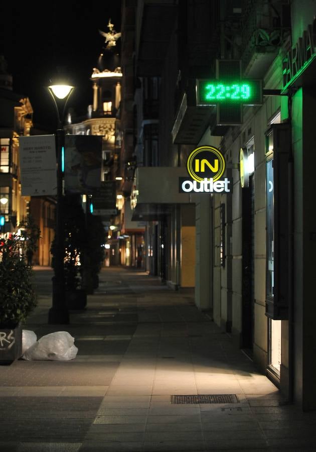 Fotos: Los vallisoletanos vacían las calles en el último toque de queda