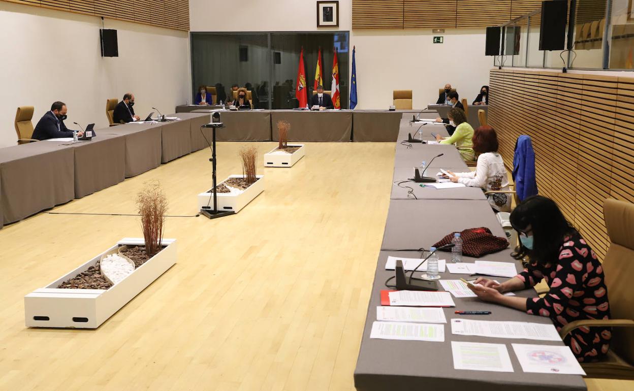 Un momento del pleno celebrado ayer en la sala menor del Palacio de Congresos de Salamanca. 