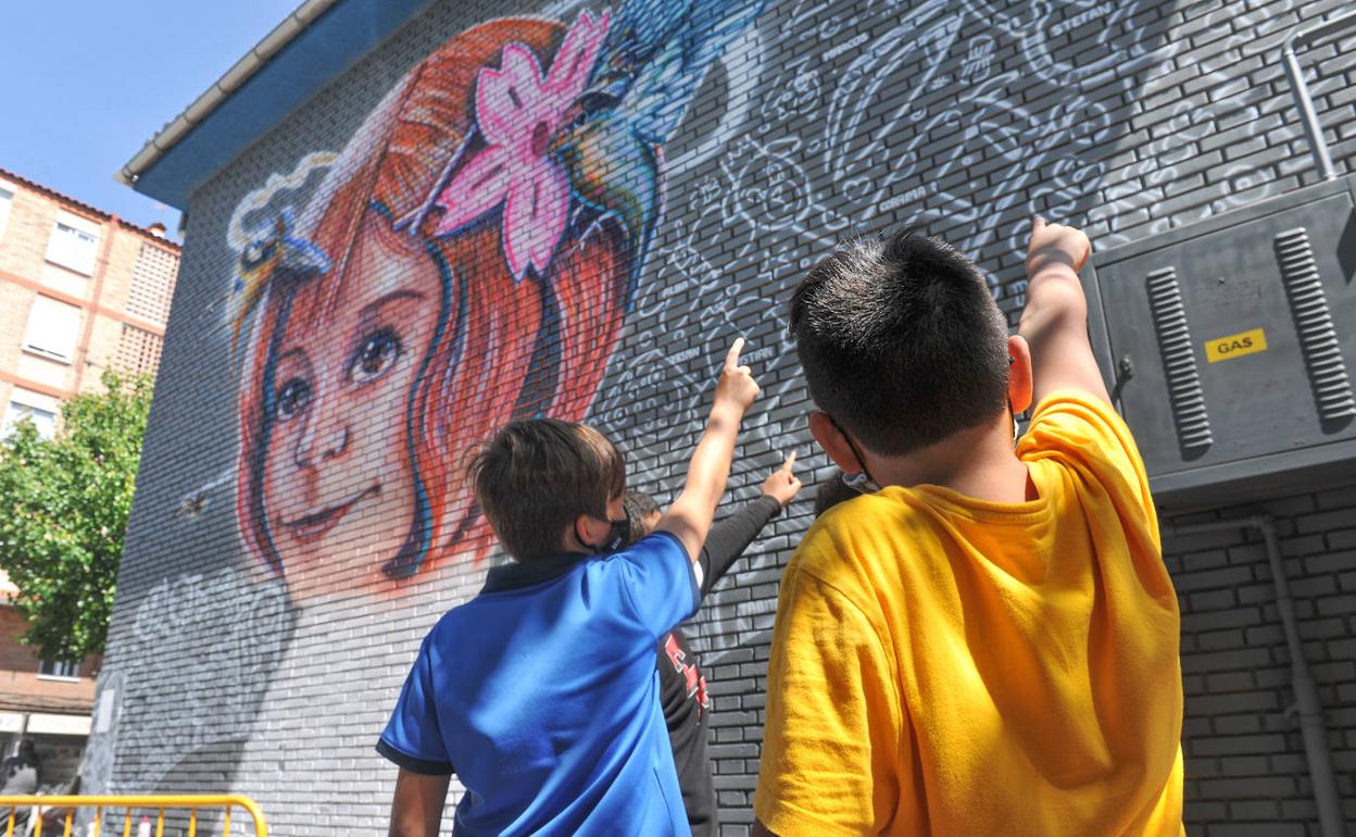 Niños del colegio Cristóbal Colón que finalizaron el viernes un mural por la integración. 