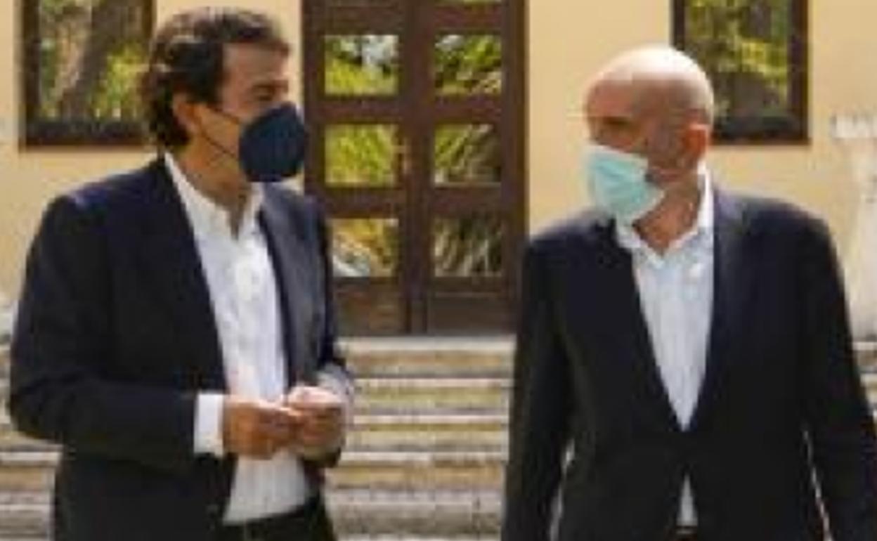 Jesús Julio Carnero, a la derecha, este viernes con el presidente de la Junta, Alfonso Fernández Mañueco.