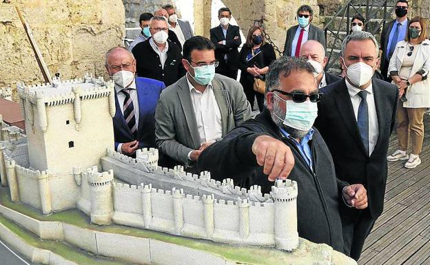 Las autoridades observan la maqueta durante el recorrido. 