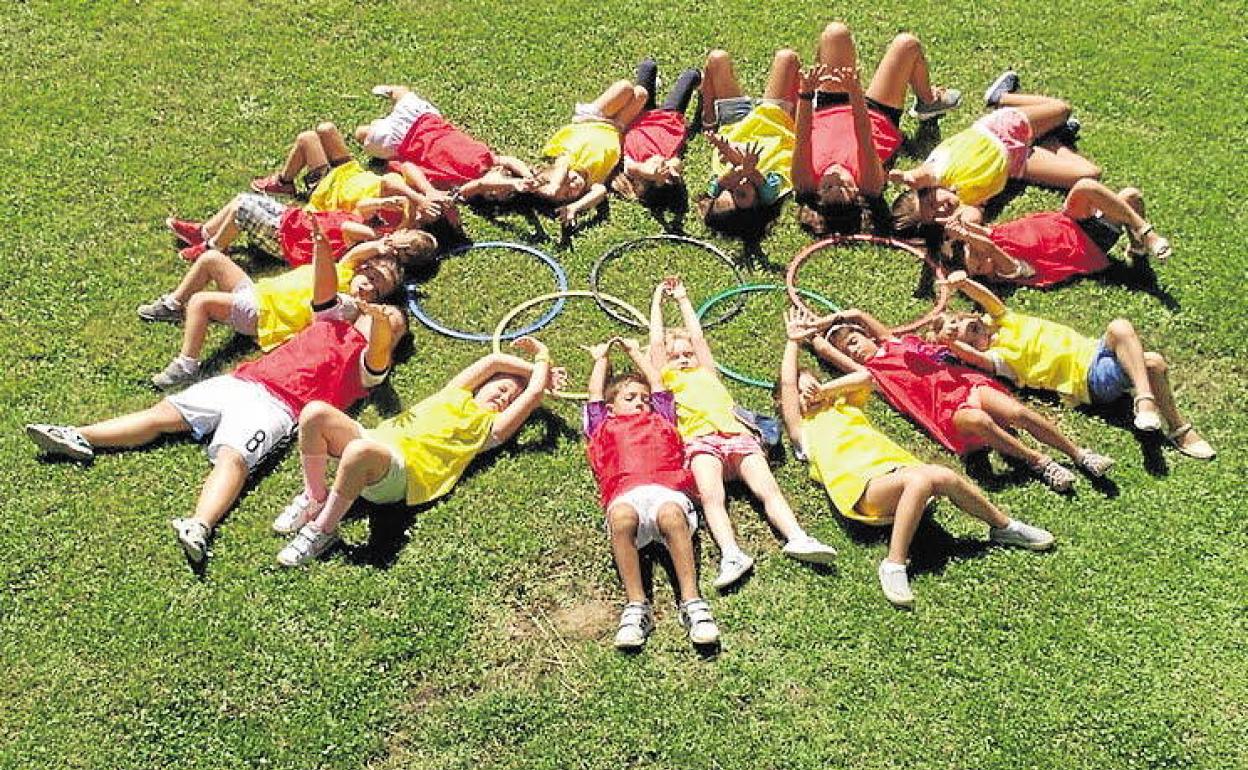 Actividad al aire libre en un campamento infantil de verano. 