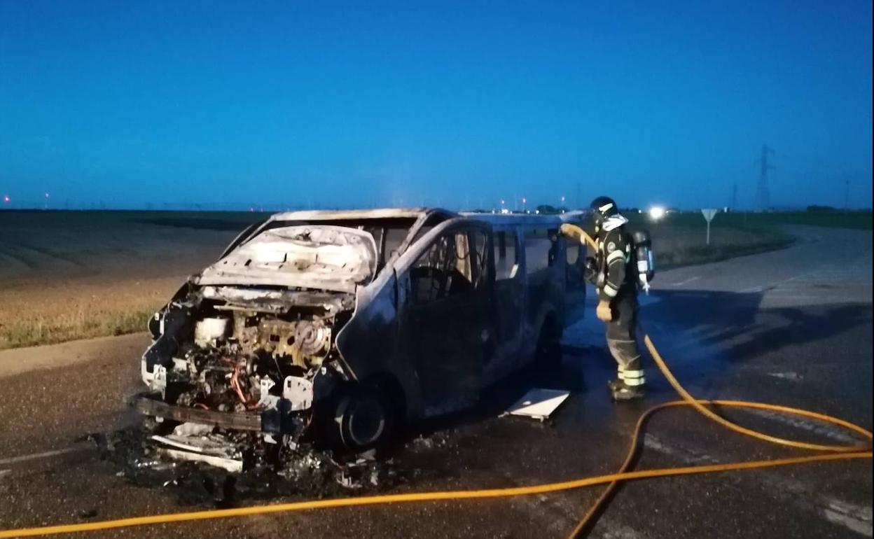 Imagen del vehículo después de que las llamas fuesen apagadas. 