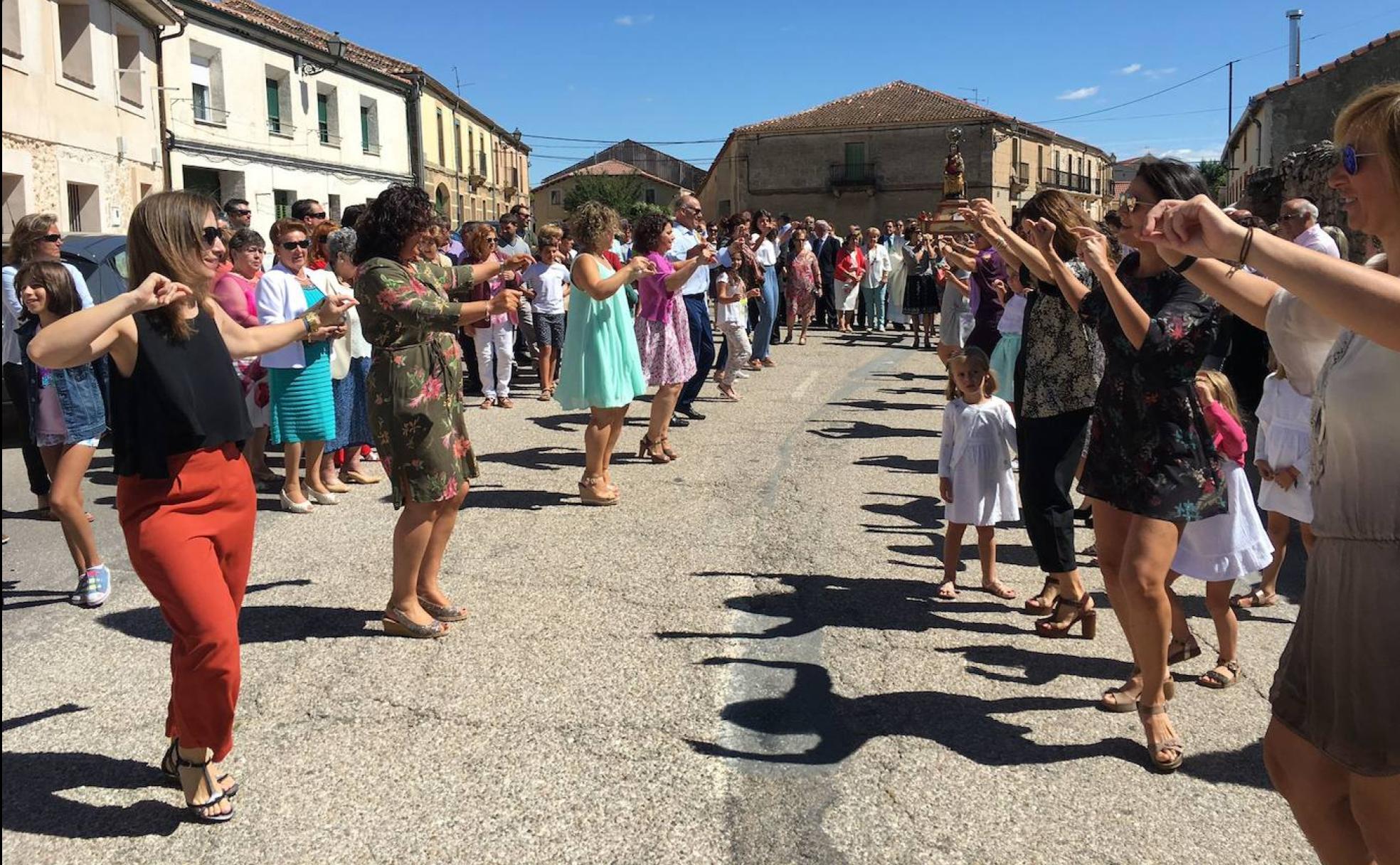 Jotas en la procesión en honor a la Virgen de Soña.