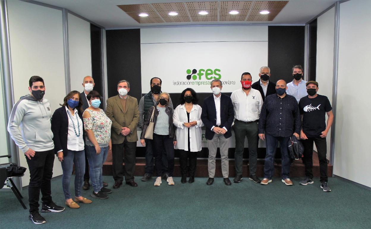 Andrés Ortega, en el centro, junto a una nutrida representación de hosteleros segovianos.